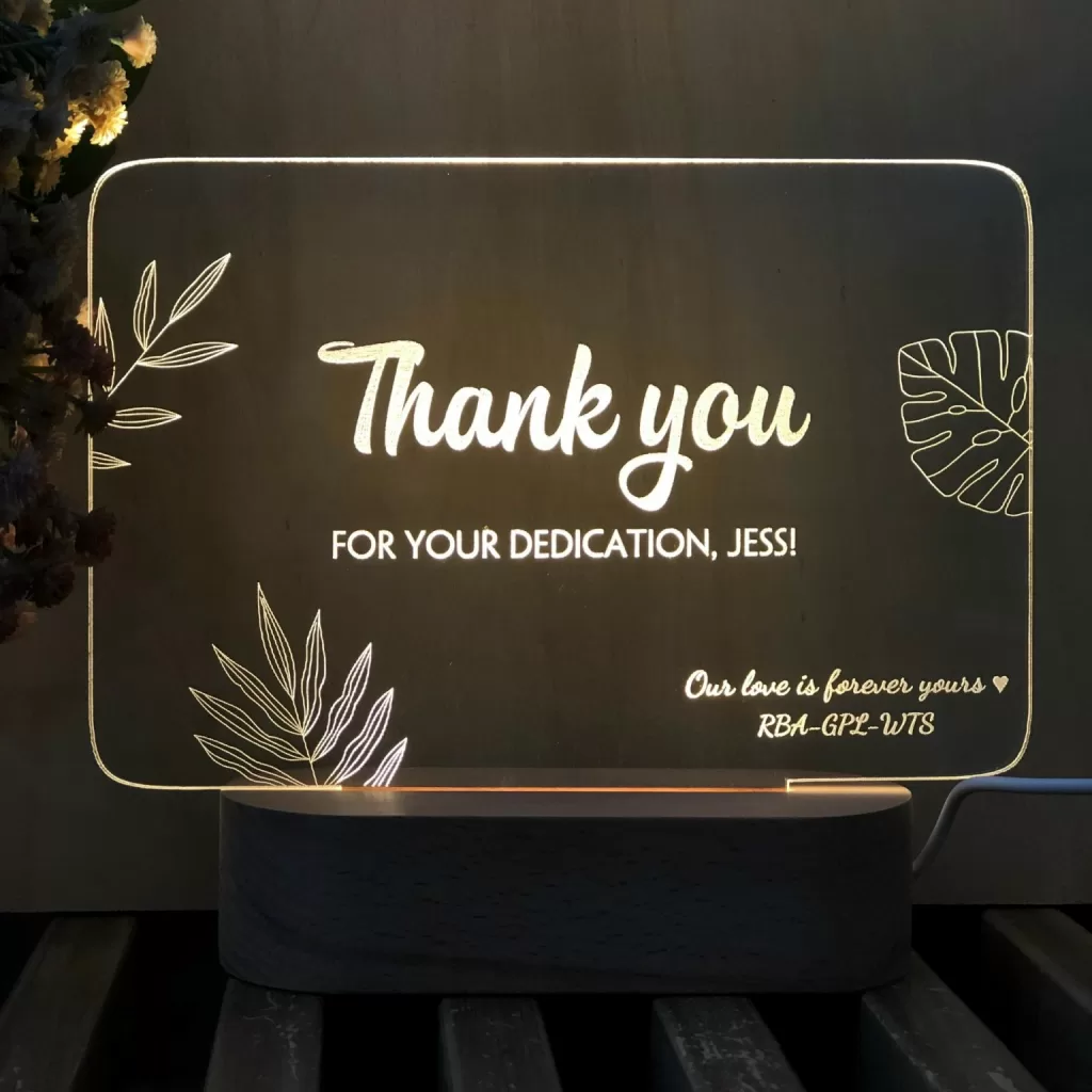 Sản phẩm được cá nhân hóa khắc chữ theo yêu cầu, phù hợp với việc trang trí và làm quà tặng cho các dịp lễ như Valentine, sinh nhật chồng/ vợ/ người yêu, tặng quà cưới hoặc decor rất đẹp. Cũng có thể sử dụng để thay thế các mẫu kỷ niệm chương truyền thống, quà tặng khai trương, quà cảm ơn Thầy Cô...