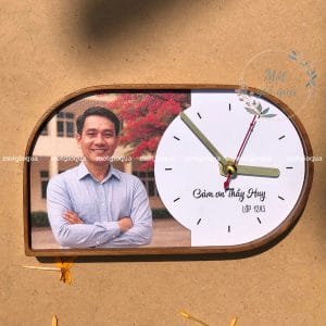 Đồng hồ gỗ để bàn in logo theo yêu cầu: Chạy kim, đế gỗ teak, vân hạt mịn, hộp quà gói sẵn