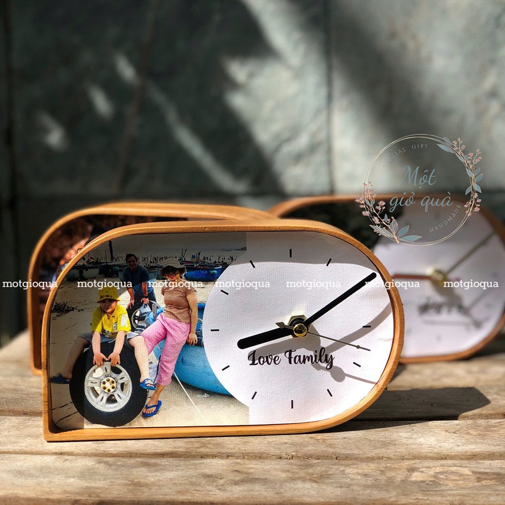 Đồng hồ gỗ để bàn in logo theo yêu cầu: Chạy kim, đế gỗ teak, vân canvas, hộp quà gói sẵn