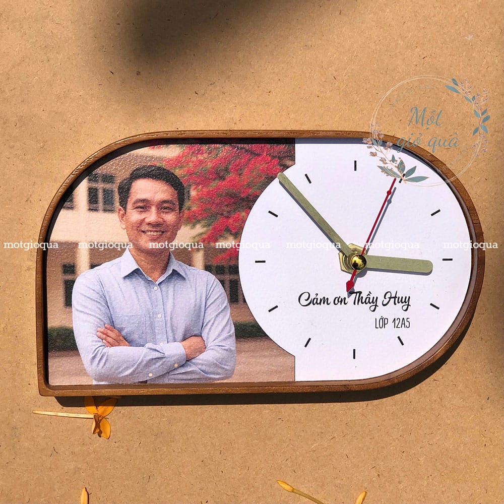 Đồng hồ gỗ để bàn in logo theo yêu cầu: Chạy kim, đế gỗ teak, vân hạt mịn, hộp quà gói sẵn