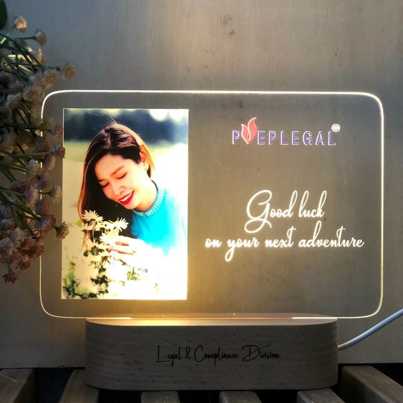 đèn led kỷ niệm chương đế gỗ teak sử dụng pin hoặc điện khắc laser logo và nội dung theo yêu cầu: mẫu chữ nhật in ảnh cá nhân