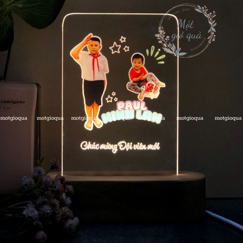 đèn led kỷ niệm chương đế gỗ teak sử dụng pin hoặc điện khắc laser logo và nội dung theo yêu cầu: mẫu chữ nhật nhỏ in hình