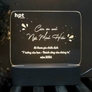 đèn led kỷ niệm chương đế gỗ teak sử dụng pin hoặc điện khắc laser logo và nội dung theo yêu cầu: mẫu chữ nhật nhỏ ngang