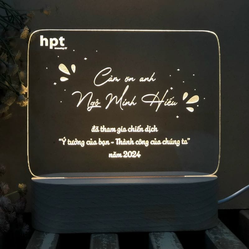 đèn led kỷ niệm chương đế gỗ teak sử dụng pin hoặc điện khắc laser logo và nội dung theo yêu cầu: mẫu chữ nhật nhỏ ngang