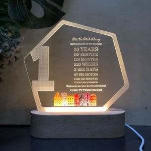 đèn led kỷ niệm chương đế gỗ teak sử dụng pin hoặc điện khắc laser logo và nội dung theo yêu cầu: mẫu đa giác