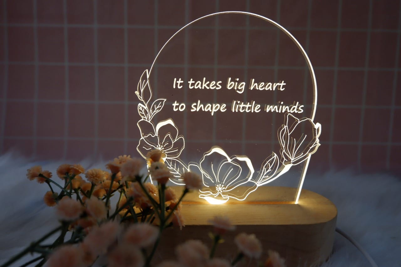 đèn led kỷ niệm chương đế gỗ teak sử dụng pin hoặc điện khắc laser logo và nội dung theo yêu cầu: mẫu hoa tròn