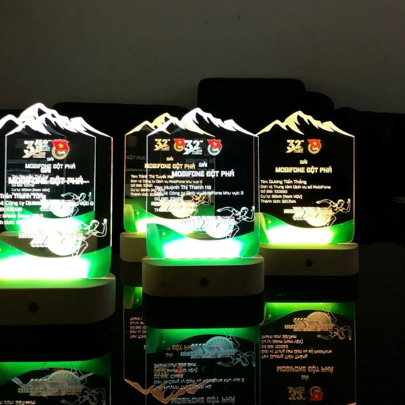 đèn led kỷ niệm chương đế gỗ teak sử dụng pin hoặc điện khắc laser logo và nội dung theo yêu cầu: mẫu ngọn núi