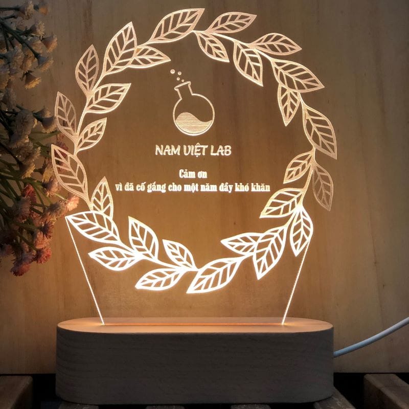 đèn led kỷ niệm chương đế gỗ teak sử dụng pin hoặc điện khắc laser logo và nội dung theo yêu cầu: mẫu nguyệt quế 1