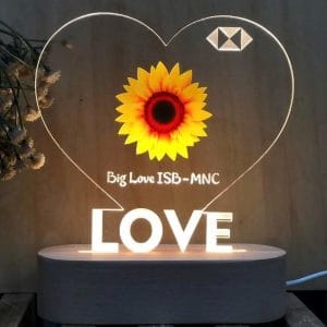 đèn led kỷ niệm chương đế gỗ teak sử dụng pin hoặc điện khắc laser logo và nội dung theo yêu cầu: mẫu trái tim