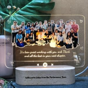 đèn led kỷ niệm chương đế gỗ teak sử dụng pin hoặc điện khắc laser logo và nội dung theo yêu cầu: mẫu hình tập thể tách nền