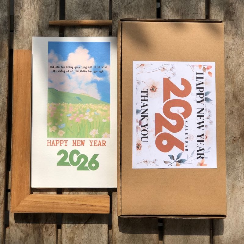 lịch thủ công mẫu câu động lực với đế gỗ vuông góc, khắc chữ in logo công ty theo yêu cầu