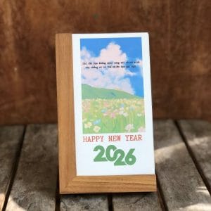 Lịch năm mới 2026 - Mẫu CÂU ĐỘNG LỰC - đế gỗ vuông góc, khắc chữ / in logo theo yêu cầu