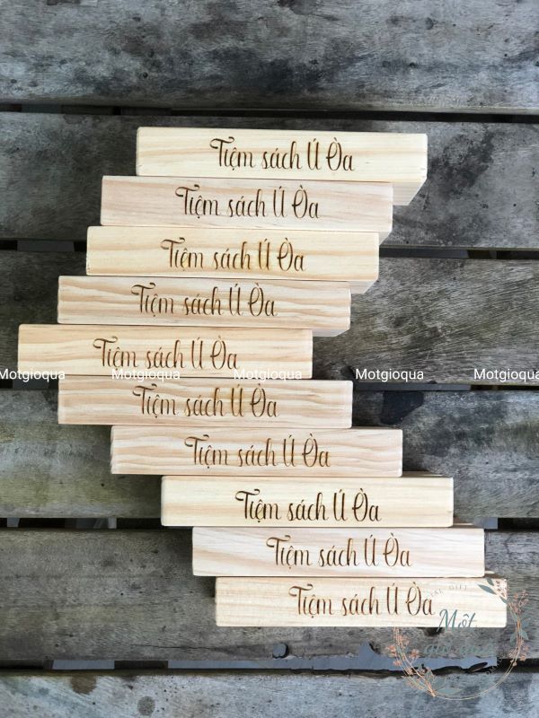 đế gỗ lịch khắc chữ theo yêu cầu