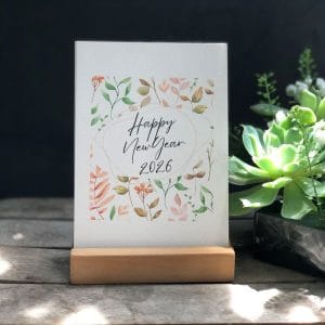 lịch thủ công mẫu Hoa với đế gỗ ngang hoặc đế mica, khắc chữ in logo công ty theo yêu cầu