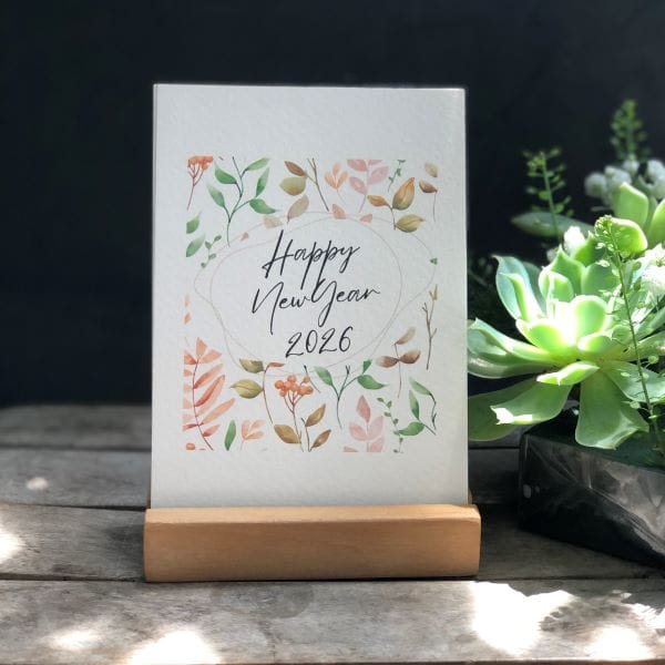 lịch thủ công mẫu Hoa với đế gỗ ngang hoặc đế mica, khắc chữ in logo công ty theo yêu cầu