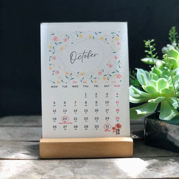 lịch thủ công mẫu Hoa với đế gỗ ngang hoặc đế mica, khắc chữ in logo công ty theo yêu cầu