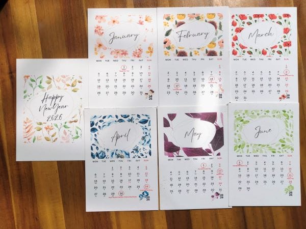 lịch thủ công mẫu Hoa với đế gỗ ngang hoặc đế mica, khắc chữ in logo công ty theo yêu cầu