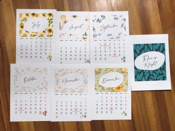 Lịch năm mới 2026 - Mẫu Hoa- đế gỗ ngang, khắc chữ / in logo theo yêu cầu - Ảnh 3