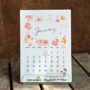 lịch thủ công mẫu Hoa với đế gỗ ngang hoặc đế mica, khắc chữ in logo công ty theo yêu cầu