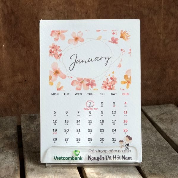 lịch thủ công mẫu Hoa với đế gỗ ngang hoặc đế mica, khắc chữ in logo công ty theo yêu cầu