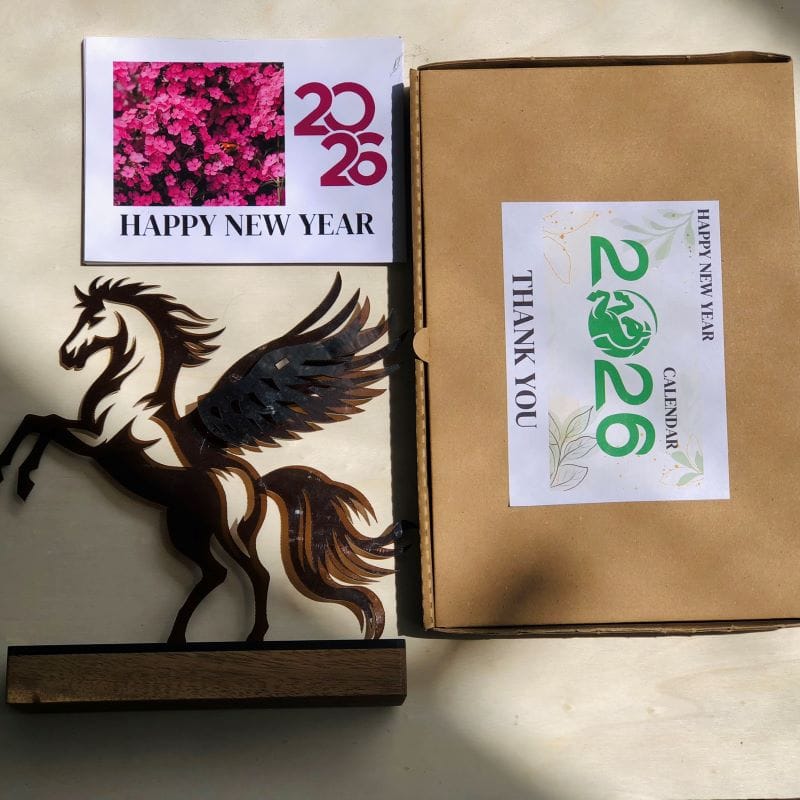 Lịch năm mới 2026 - Mẫu MÃ ĐÁO THÀNH CÔNG - đế gỗ phối với mica, khắc chữ / in logo theo yêu cầu - Ảnh 2