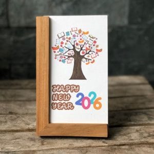 lịch thủ công mẫu môn học với đế gỗ vuông góc, khắc chữ in logo công ty theo yêu cầu