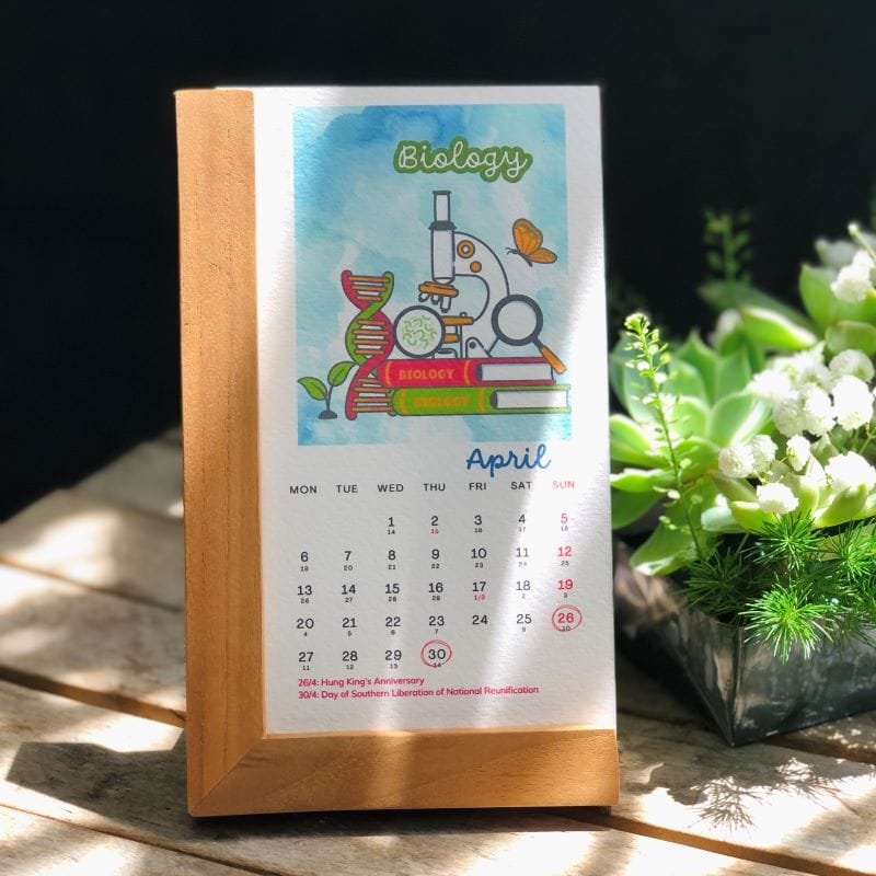 lịch thủ công mẫu môn học với đế gỗ vuông góc, khắc chữ in logo công ty theo yêu cầu