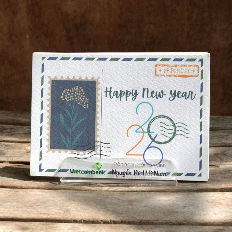 lịch thủ công mẫu Postcard với đế gỗ ngang hoặc đế mica, khắc chữ in logo công ty theo yêu cầu