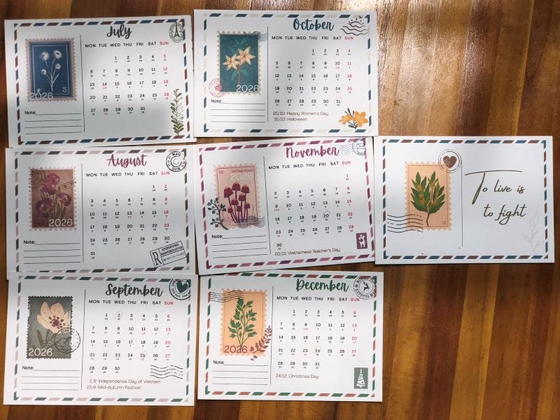 lịch thủ công mẫu Postcard với đế gỗ ngang hoặc đế mica, khắc chữ in logo công ty theo yêu cầu