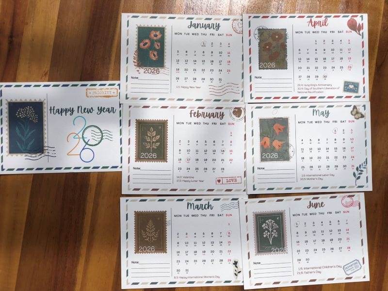 Lịch năm mới 2026 - Mẫu Postcard với 2 kích thước A5 hoặc A6 - đế gỗ ngang, khắc chữ / in logo theo yêu cầu - Ảnh 3