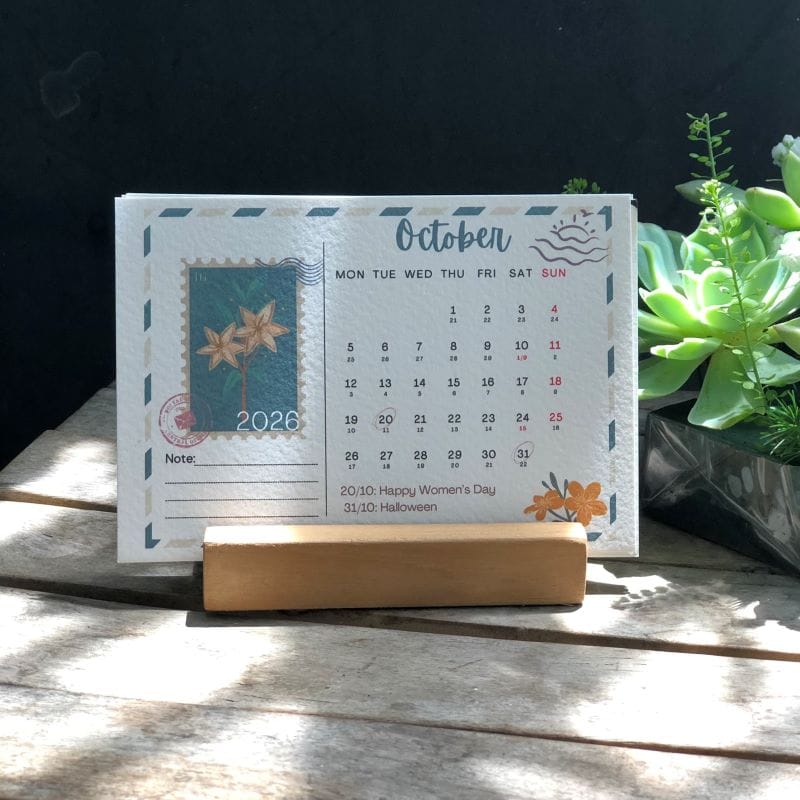 lịch thủ công mẫu Postcard với đế gỗ ngang hoặc đế mica, khắc chữ in logo công ty theo yêu cầu