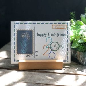 Lịch năm mới 2026 - Mẫu Postcard với 2 kích thước A5 hoặc A6 - đế gỗ ngang, khắc chữ / in logo theo yêu cầu