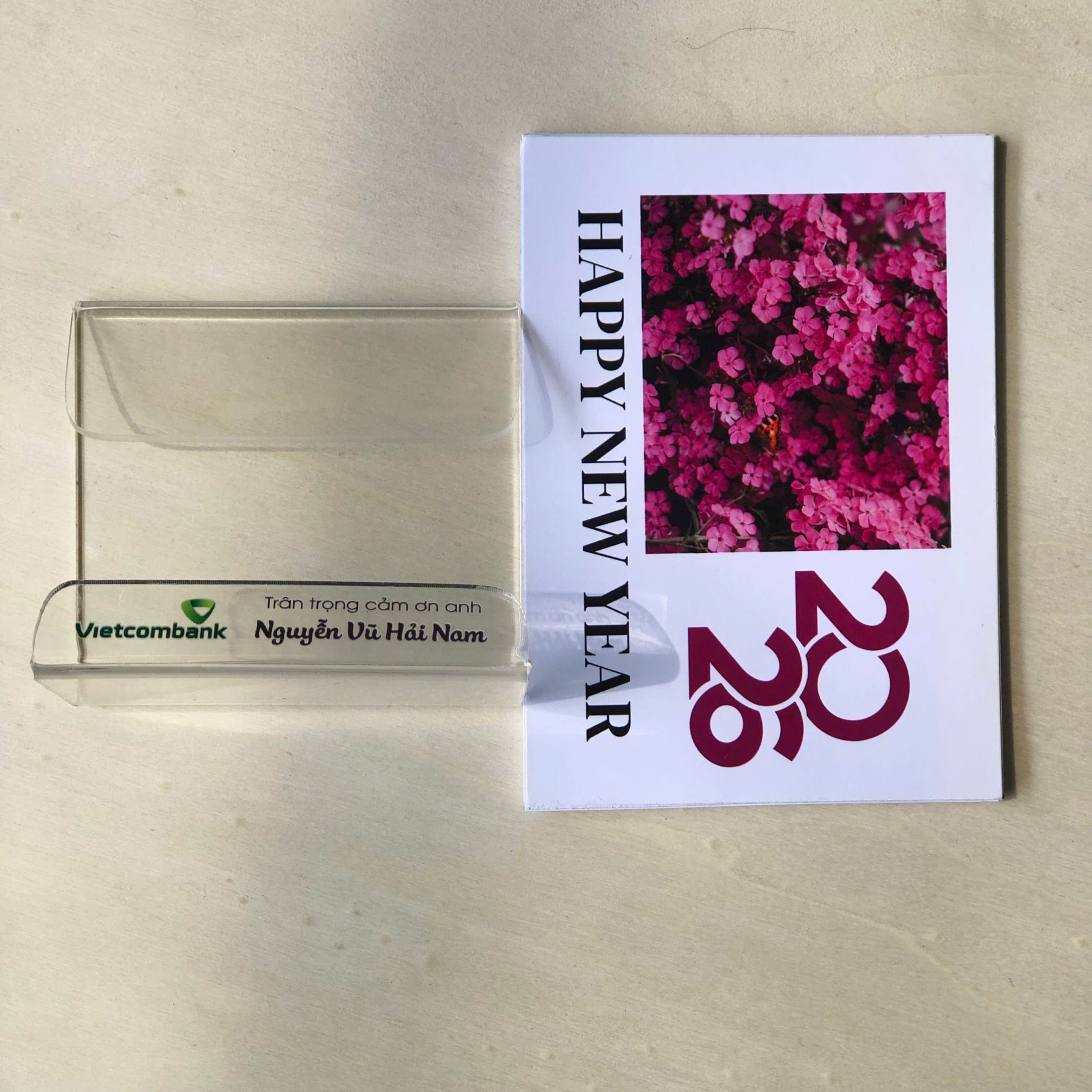 lịch thủ công mẫu Thiên nhiên với đế mica, khắc chữ in logo công ty theo yêu cầu