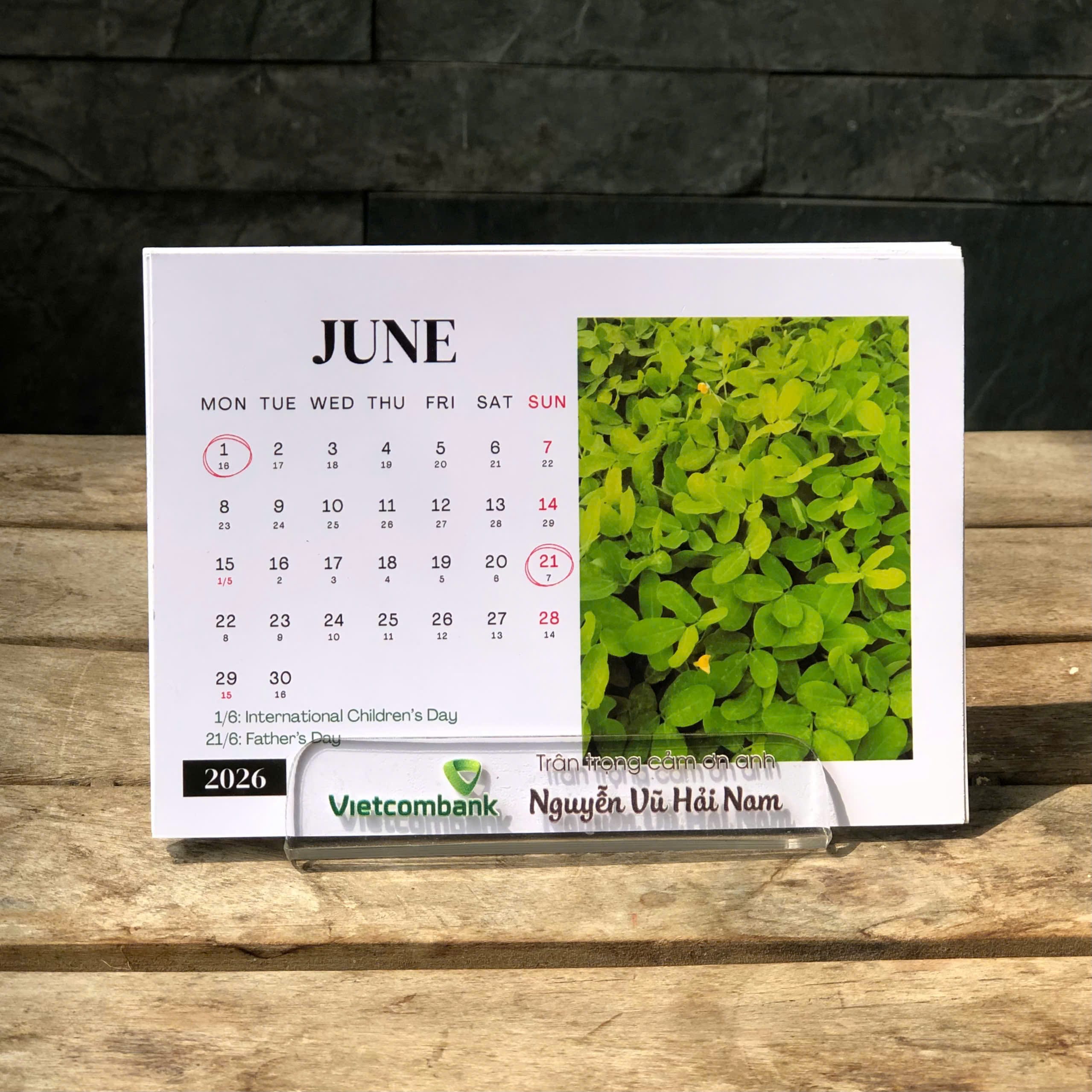 lịch thủ công mẫu Thiên nhiên với đế mica, khắc chữ in logo công ty theo yêu cầu